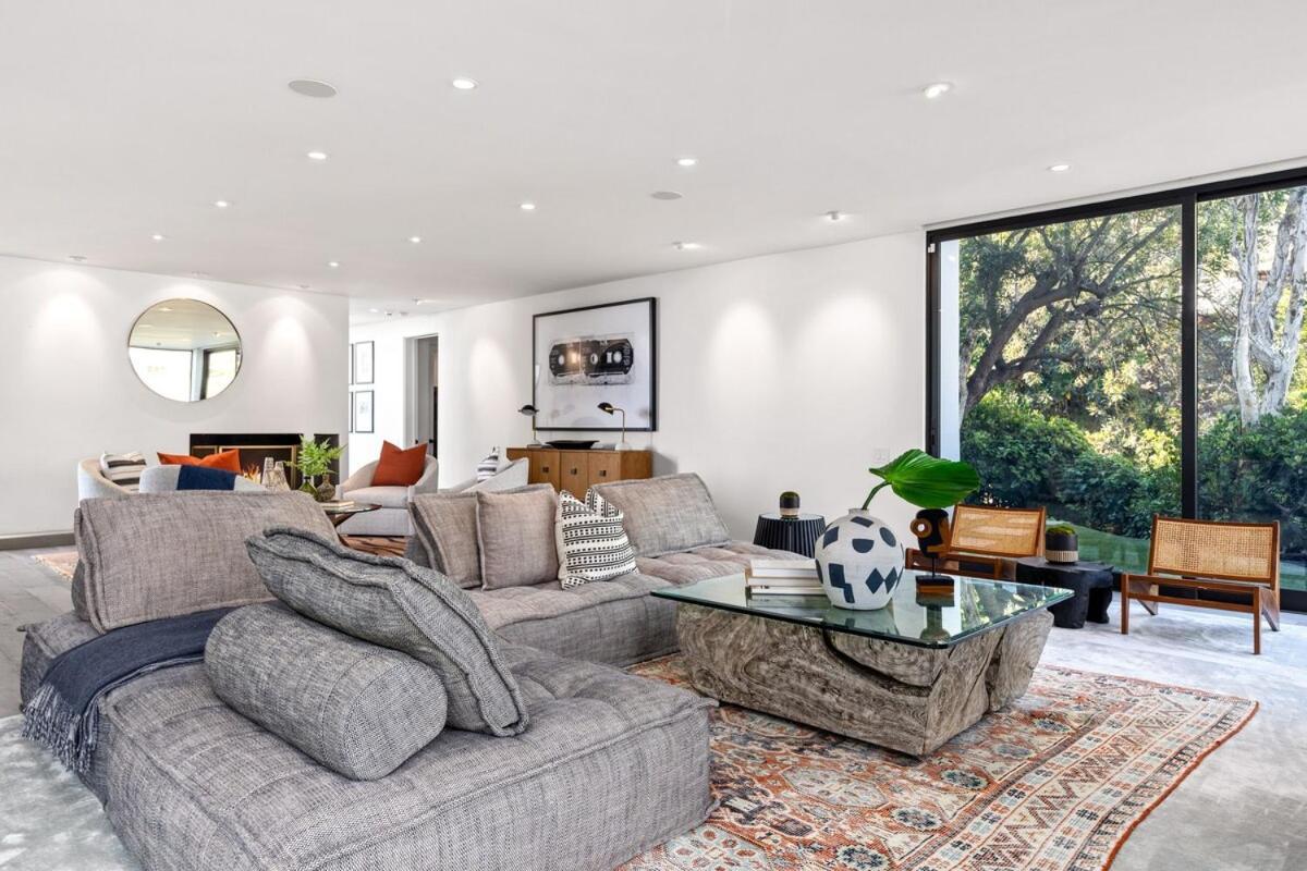 Mid Century Modern In Trousdale With Tennis Holiday home Los Angeles